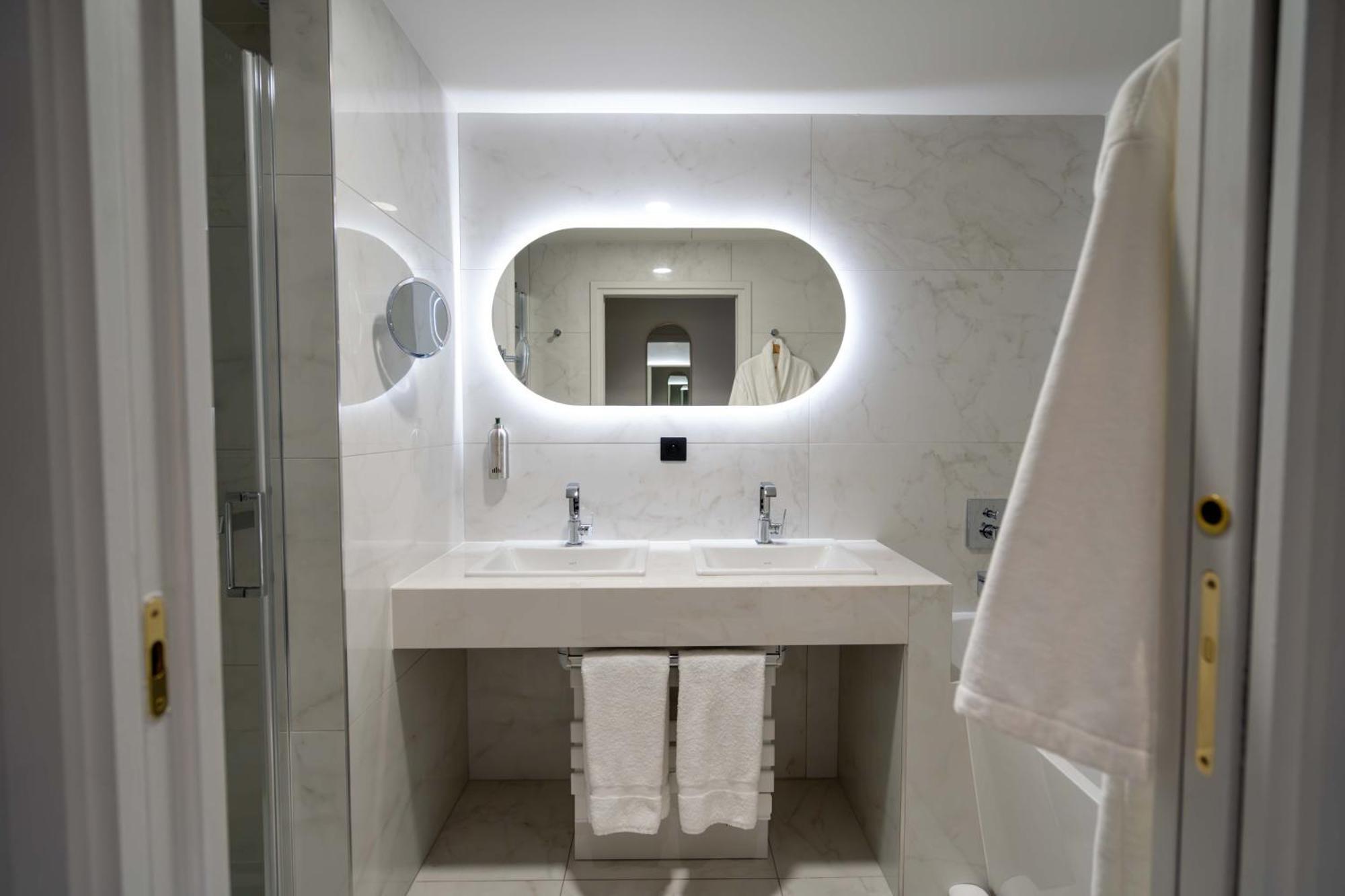 Hotel Et Restaurant Le Regina Le Puy-en-Velay Екстериор снимка