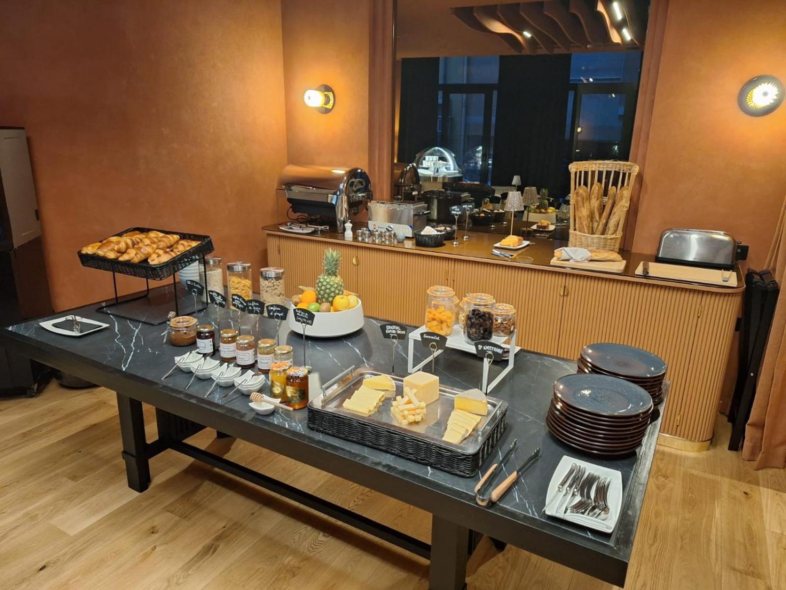 Hotel Et Restaurant Le Regina Le Puy-en-Velay Екстериор снимка